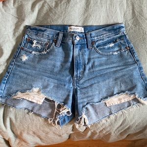 Abercrombie mid rise boyfriend short
